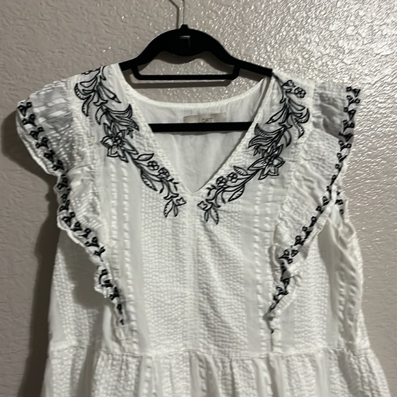 LOFT Women's White Blouse embroidered floral Size Large - Picture 6 of 9